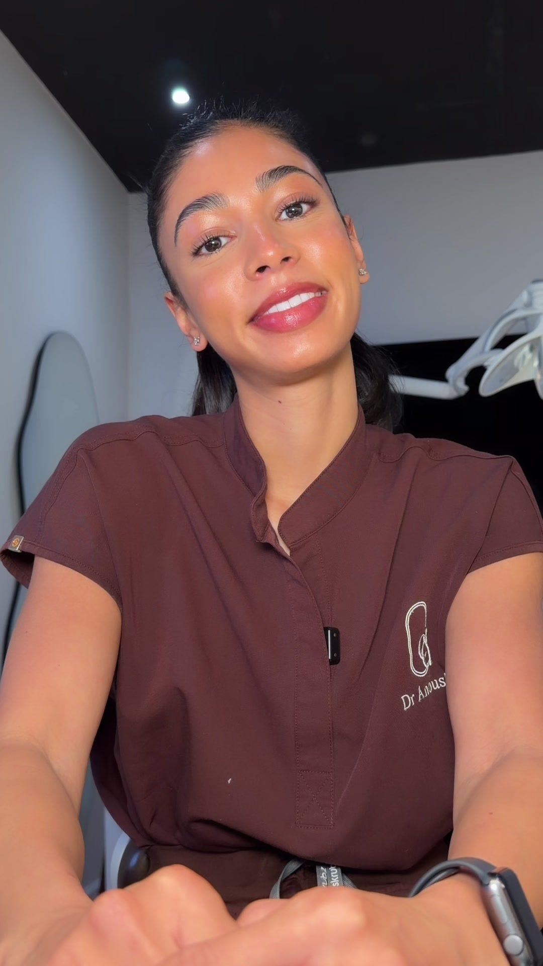 La dottoressa Anouska parla nel suo studio dentistico