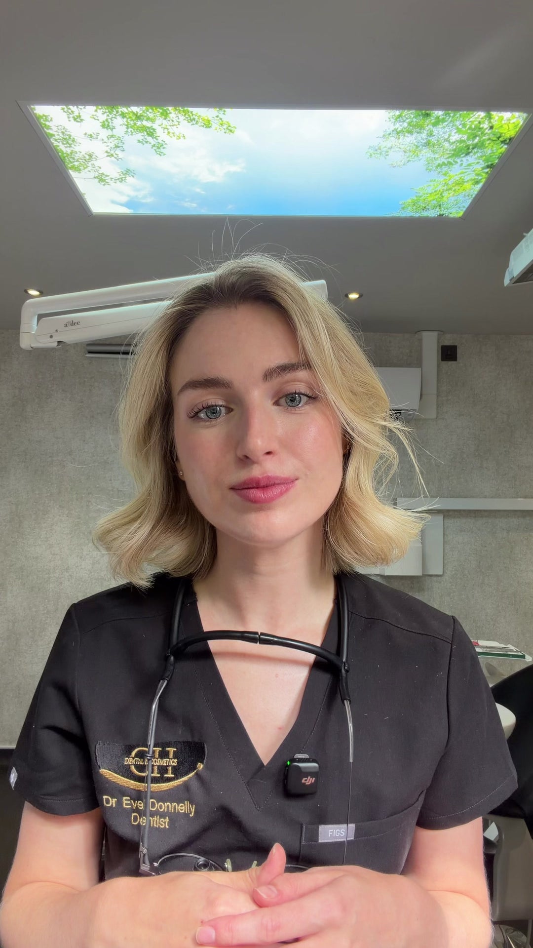 La dottoressa Eve Donnelly parla nel loro studio dentistico