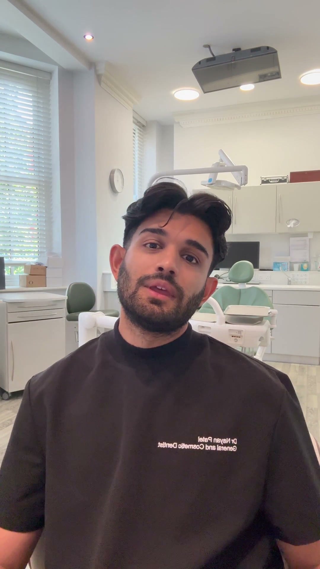 Dr Nayan Patel parlando in il loro studio dentistico