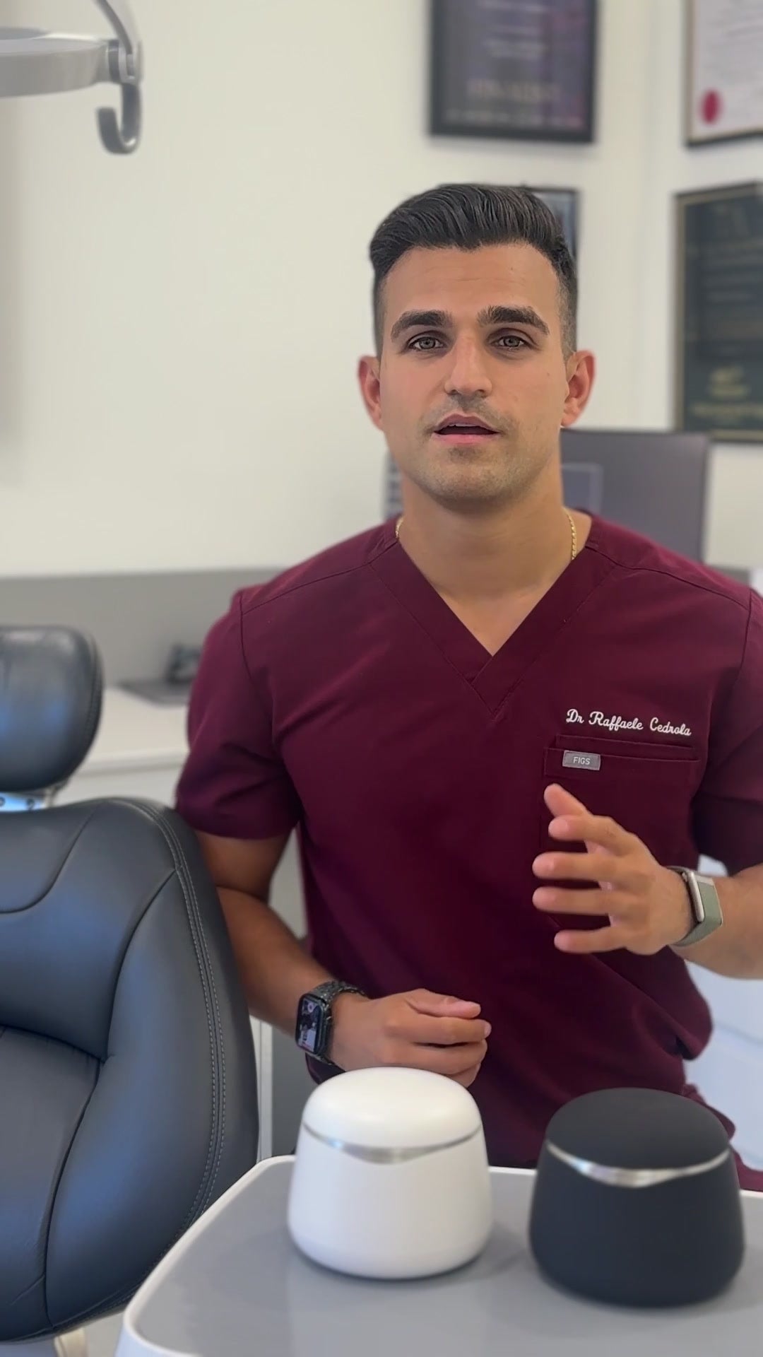 Il Dott. Raffaele Cedrola parla nel loro studio dentistico