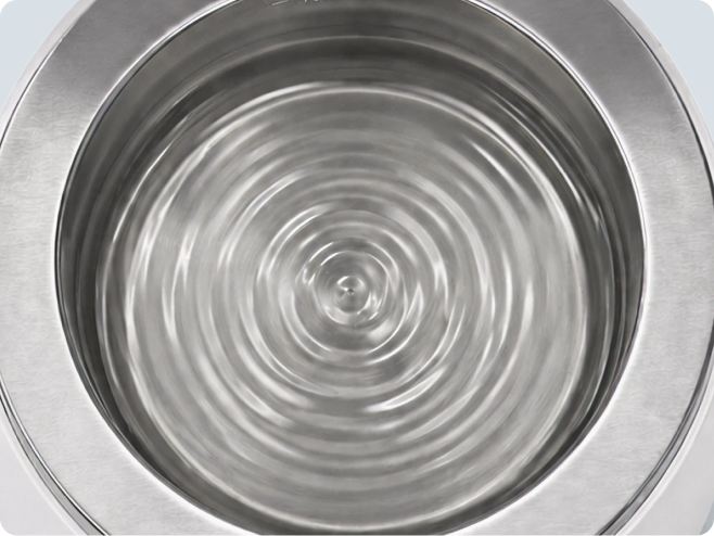 Concentric ultrasonic waves moving through water in the cleaner tank